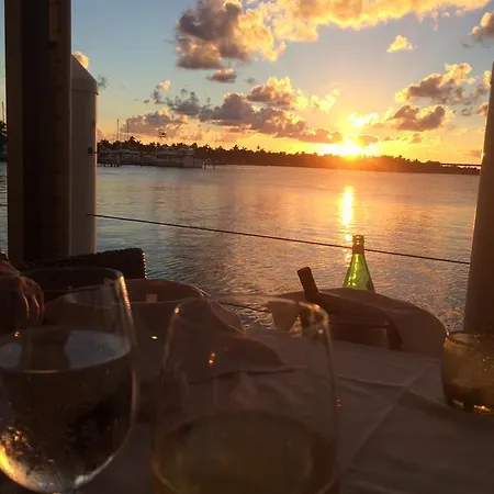 Chateau Del Marina Penthouses 네세부르